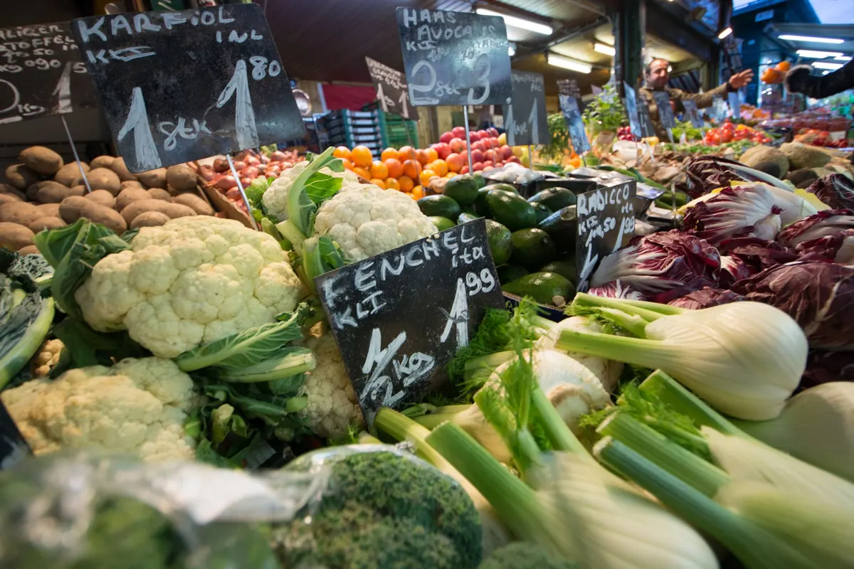 Seasonal Produce and Market Nights: A Local Shopping Guide
